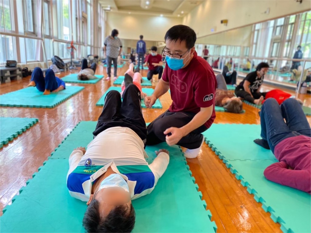  進階版橋式!單腳伸直下抬起臀部 